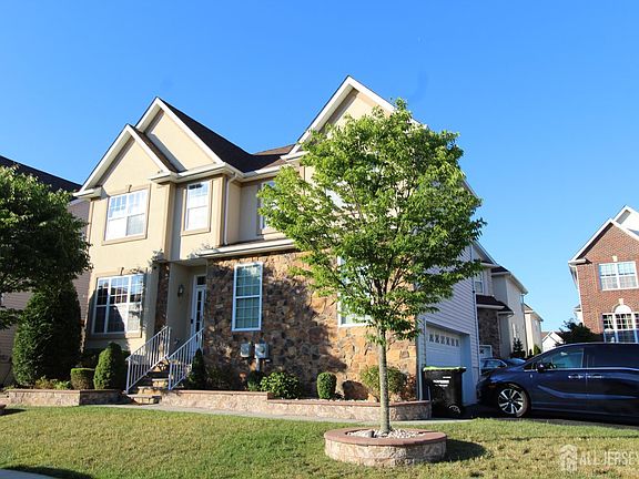 3rd image of 404 Morning Glory Dr
