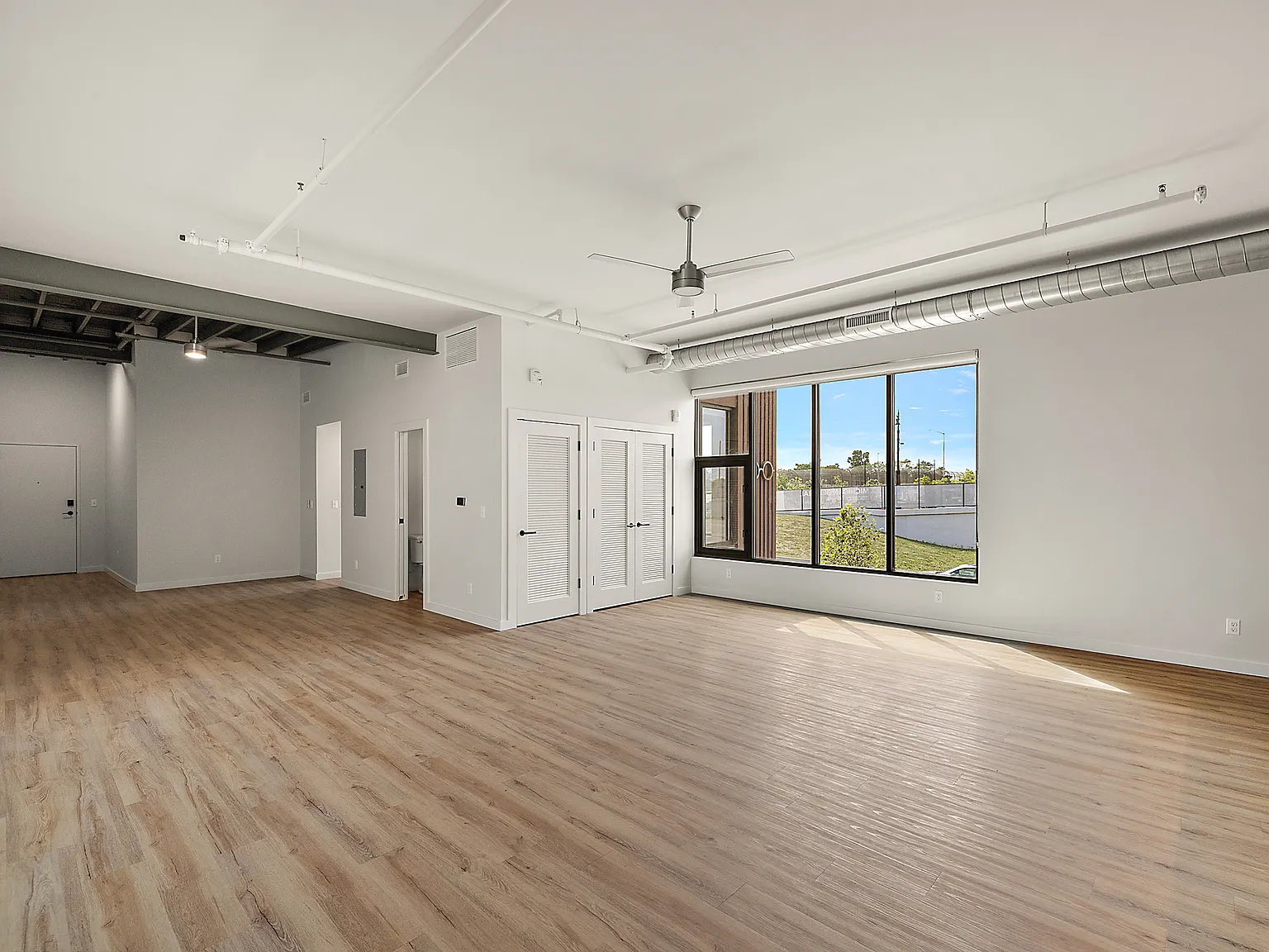 1 bed, 1.5 bath, 1051 sqft, $2,905 — Photo 3