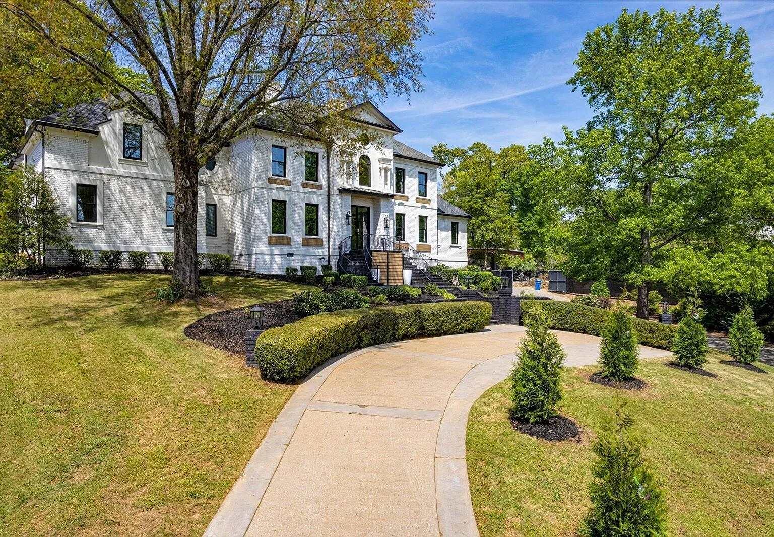 5 bed, 6.0 bath, 5902 sqft, $14,000 — Photo 4