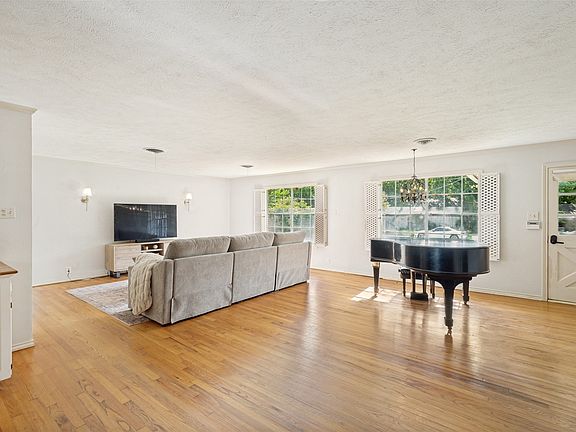 5th image of 2615 Glenwood Ln