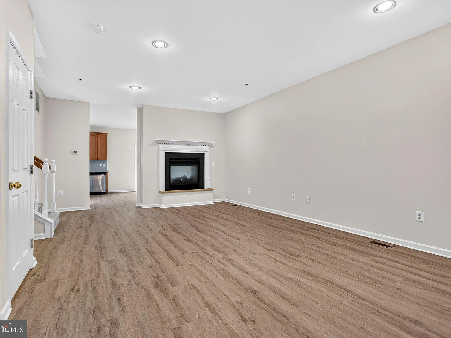 3 bed, 2.5 bath, 2201 sqft, $3,600 — Photo 3