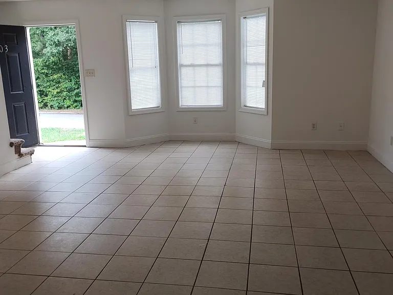 203 Westchester Cir — Photo 5