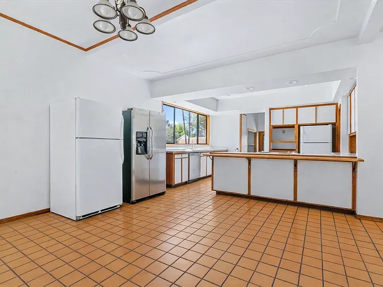 561 Luneta Dr — Photo 2