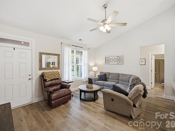 4th image of 3177 Yosemite Dr