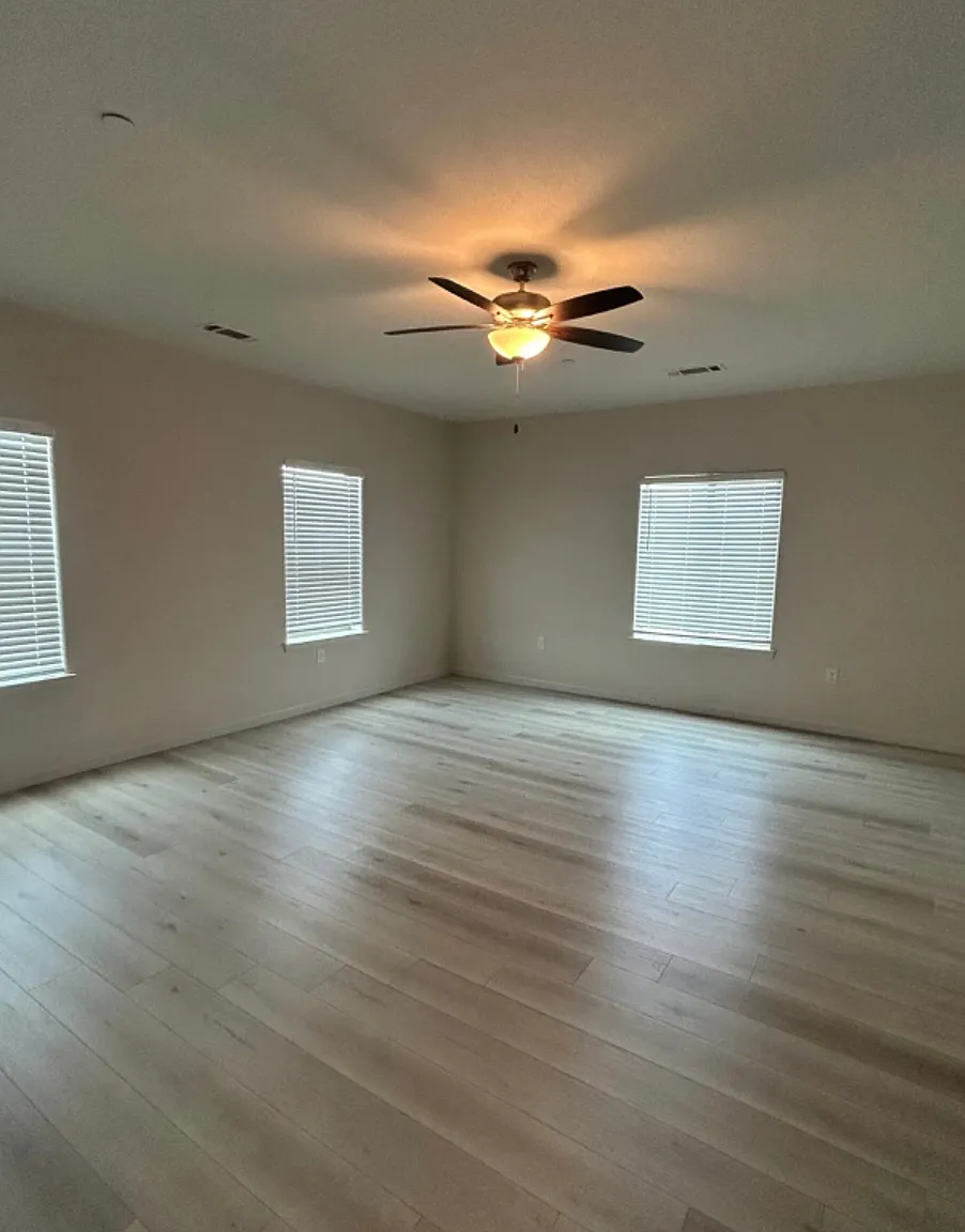 3 bed, 1033 sqft, $2,025 — Photo 3