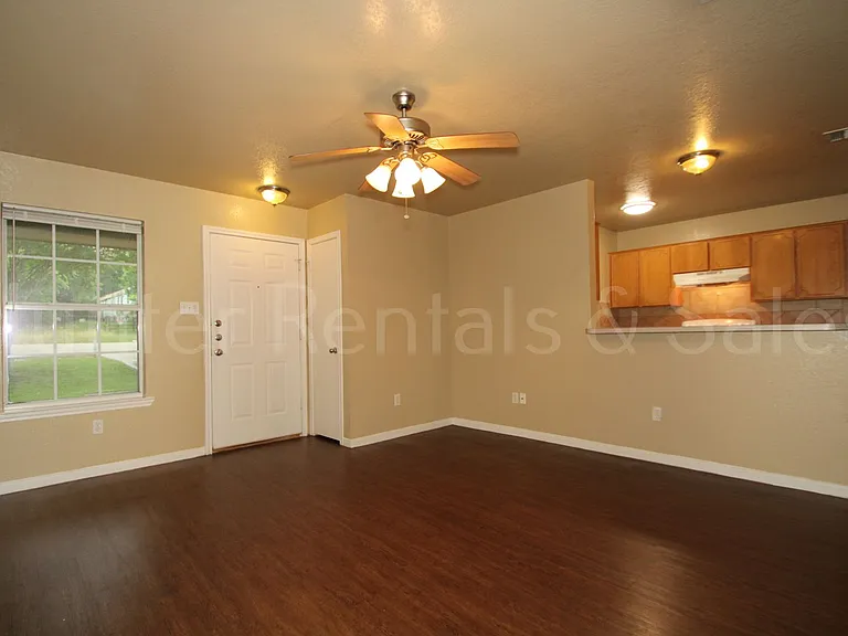 930 Ramblewood St #B — Photo 3
