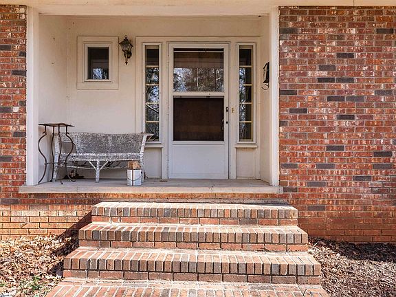 3rd image of 121 Humming Bird Ln