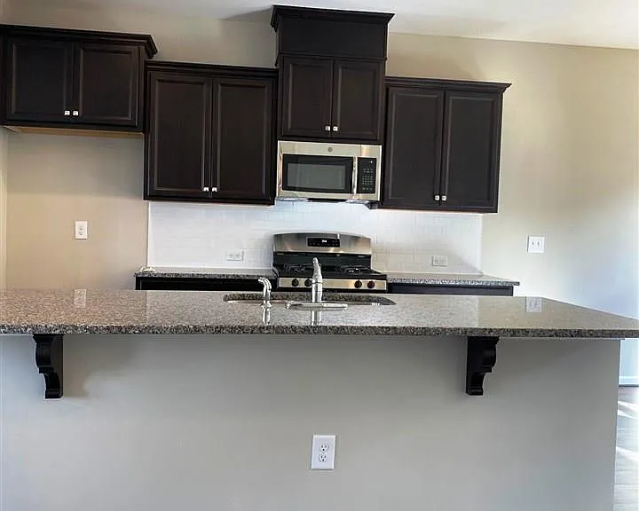 1015 Larabee Ln — Photo 3