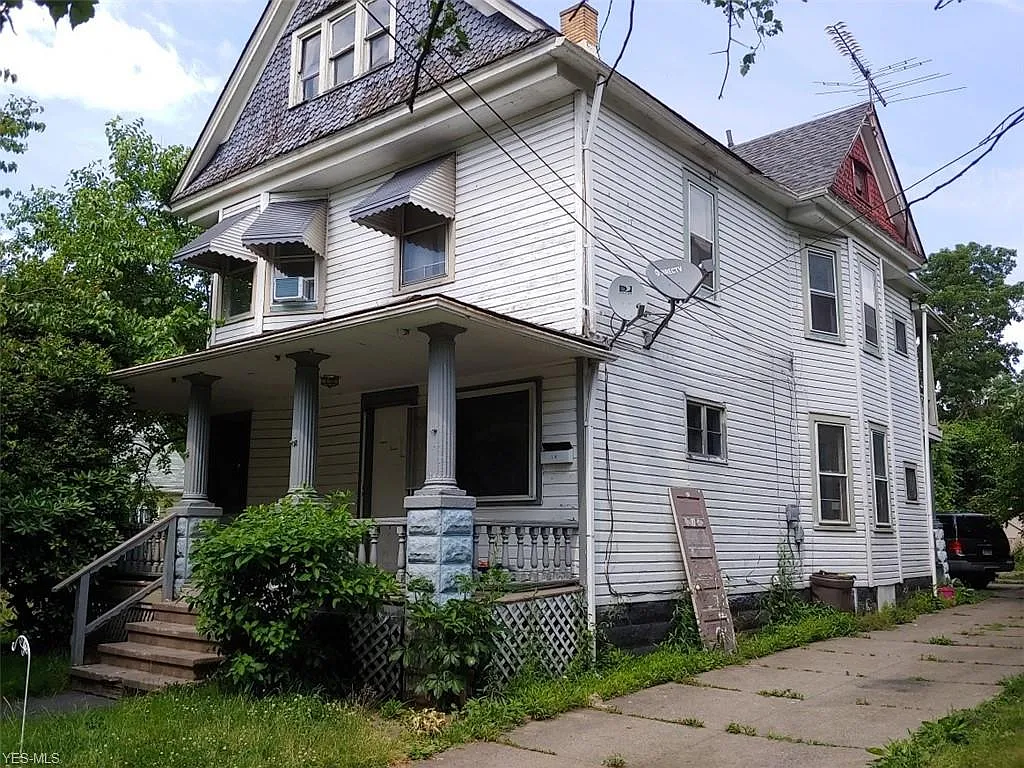 3707 E 61st St photo 1
