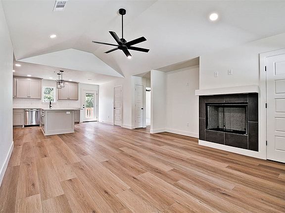 3rd image of 19 Lockhart Ln