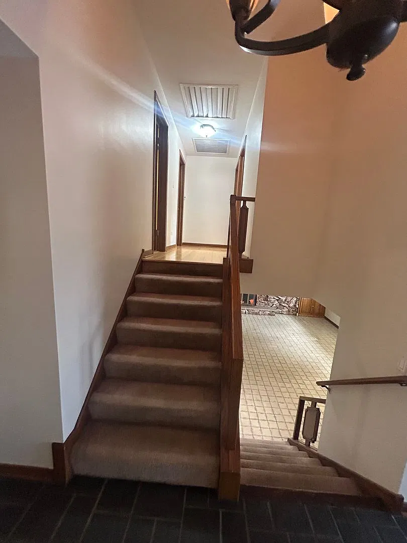 Spacious & Gracious Park Ridge Split w/Sub Bsmt. 4BR 3BA — Photo 3