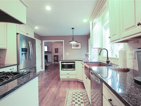 5th image of 19 Stony Brook Ln