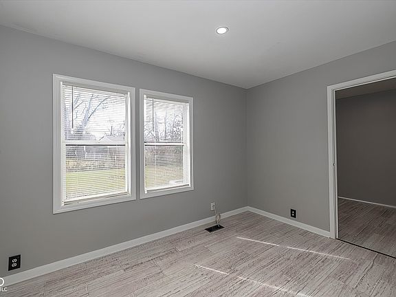 5th image of 8115 Barry Rd