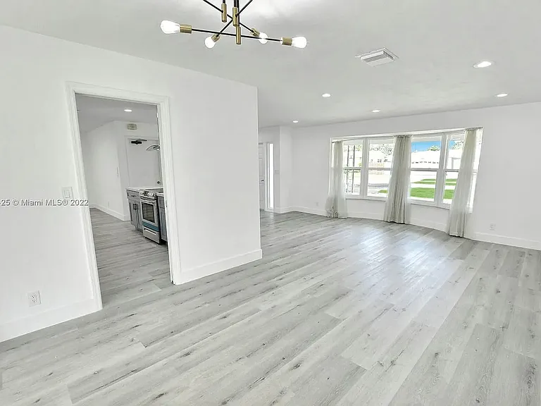 5300 SW 7th St — Photo 17