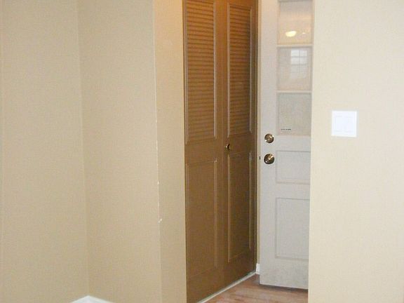 Entrance with marble floor