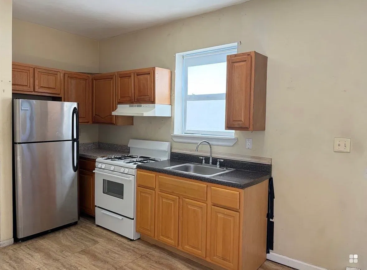3 bed, 1000 sqft, $2,500 — Photo 1