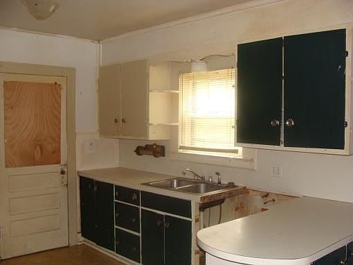 3rd image of 527 W 1st St