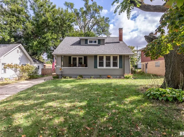1210 S 5th St, Pekin, IL 61554