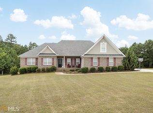 133 Natures Pointe Dr, Hampton, GA 30228