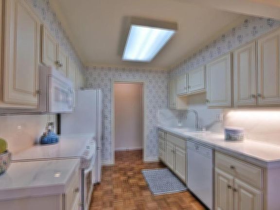 2nd image of 461 Burgess Dr APT 10