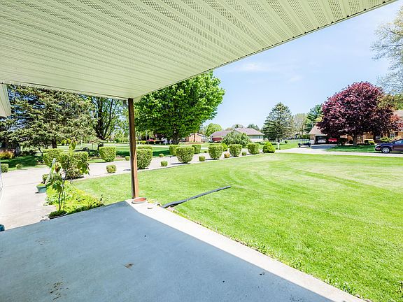 2nd image of 1726 Holiday Dr