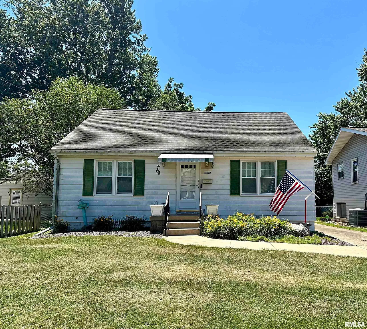 2208 W Clarke Ave photo 1