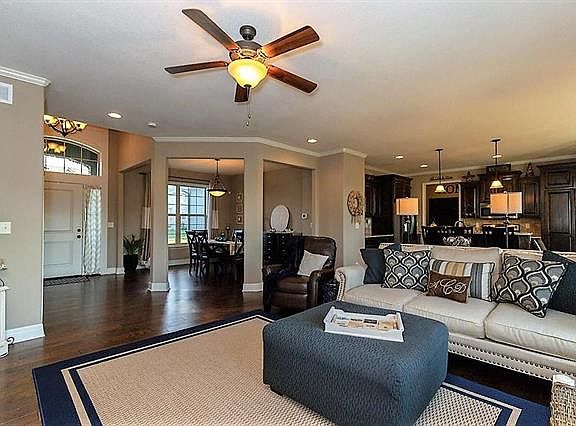 4th image of 1001 SE Carmine Ct