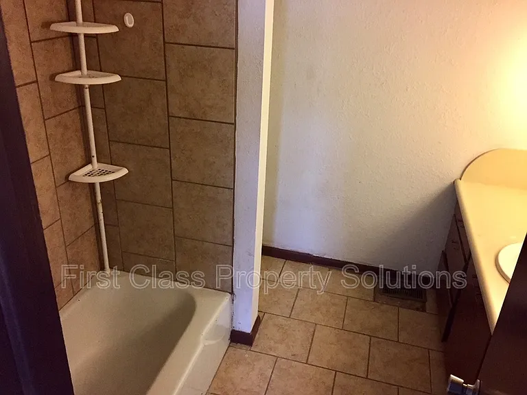 704 S Hadden Ave — Photo 6