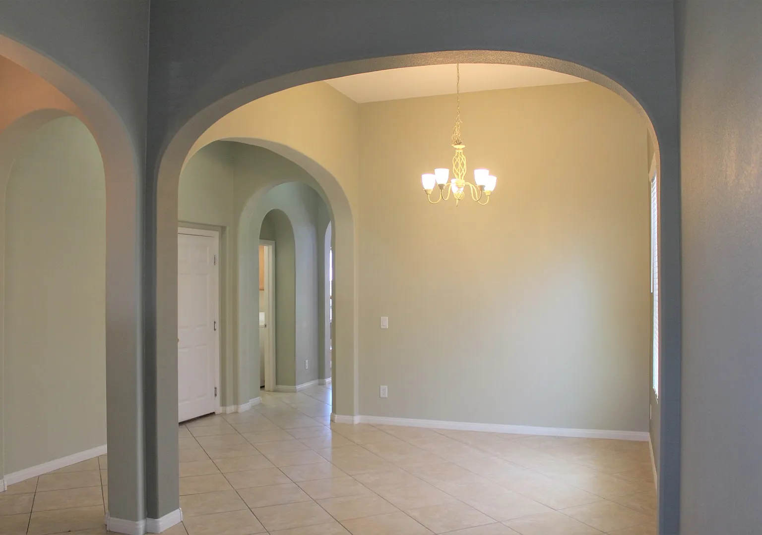 Stunning 4 Bedroom In Mountains Edge!! — Photo 4