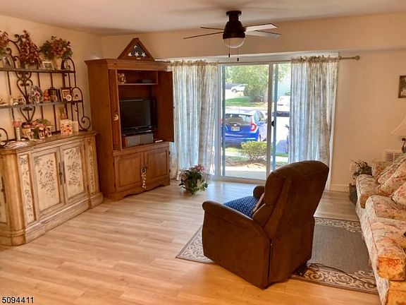 3rd image of 53 Beaconsfield Pl #53