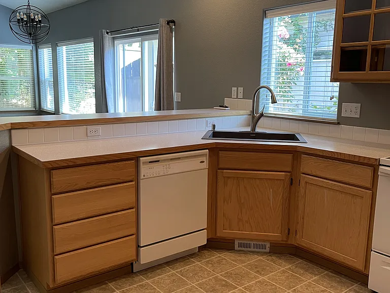 1544 Derby Ln SE — Photo 3