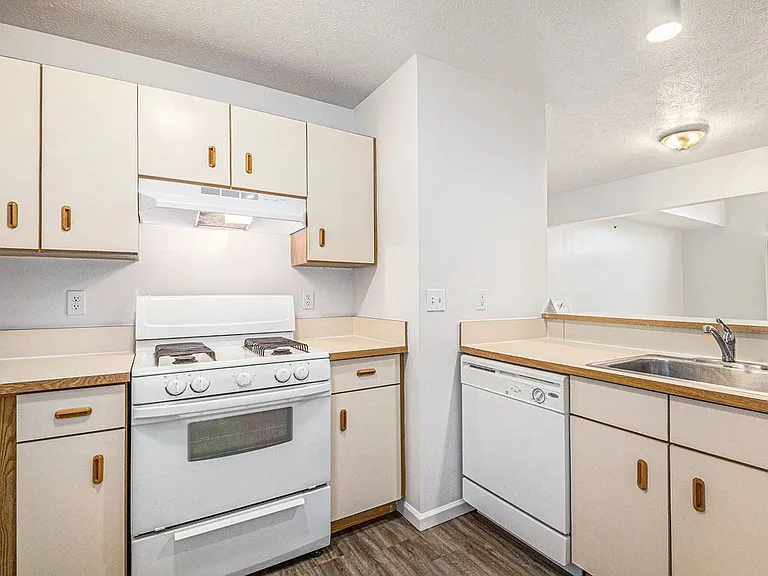Brentwood Park Apartments — Photo 32