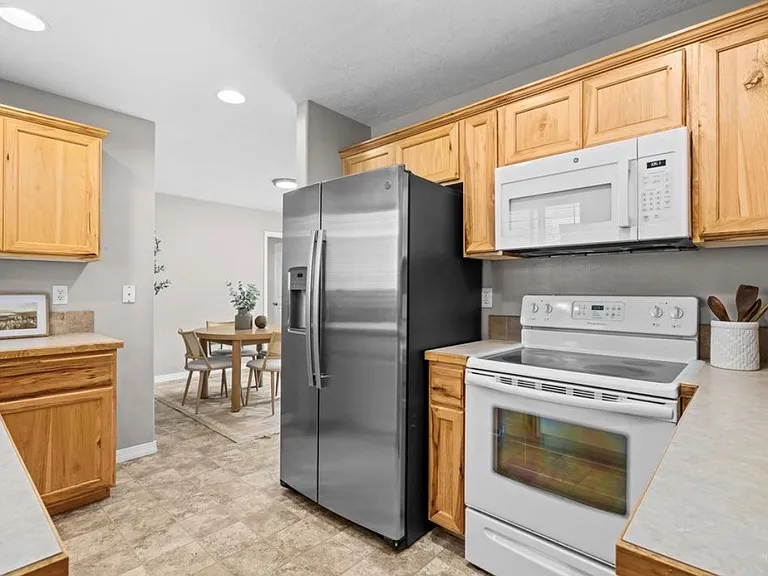 1576 S Grant Ave — Photo 3