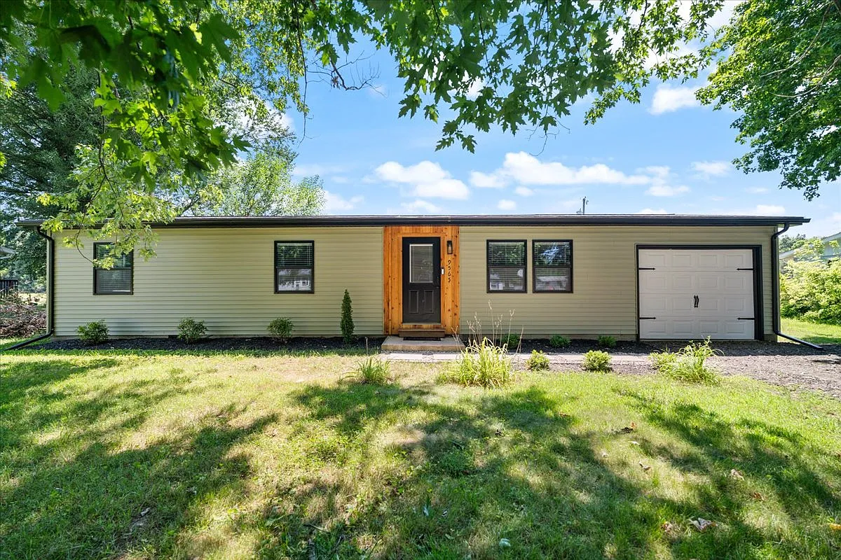 3 bed, 953 sqft, $2,100 — Photo 1