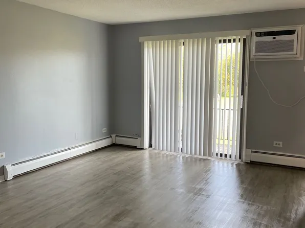 2202 Lewis Ave APT 302, Zion, IL 60099