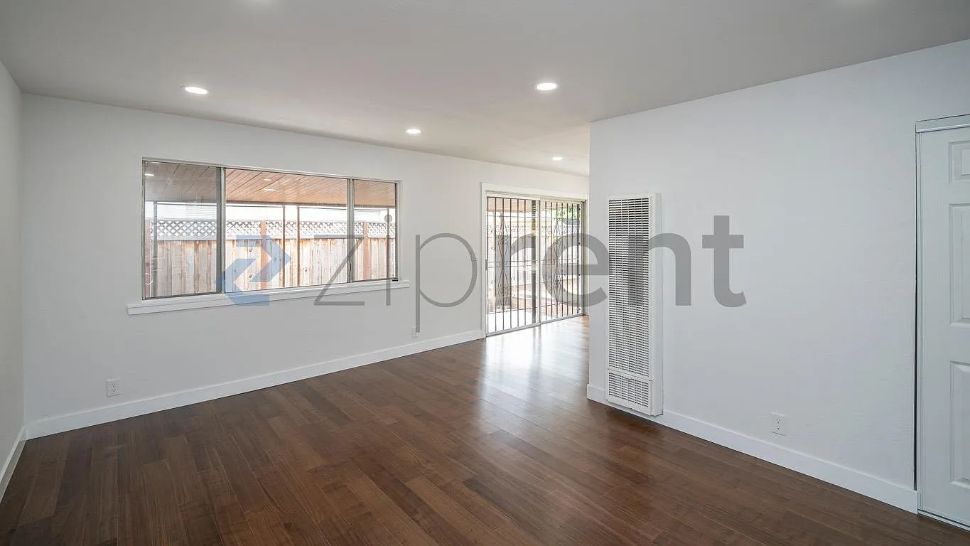 3 bed, 960 sqft, $4,052 — Photo 2