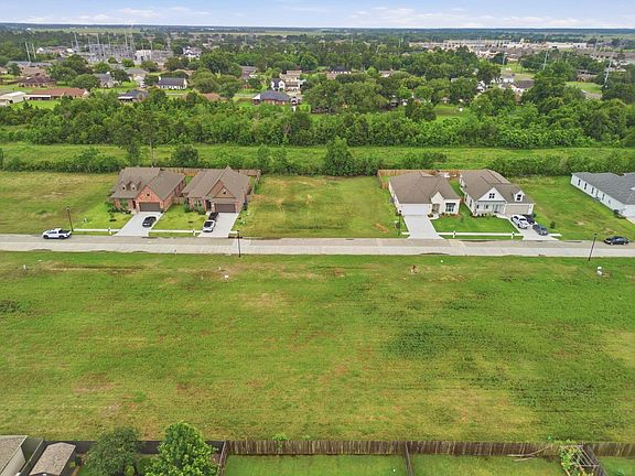 3rd image of Lakewood Pointe 10 Ln