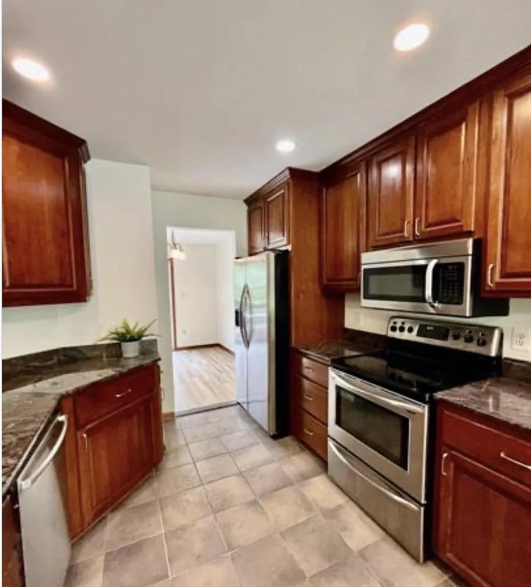 3 bed, 3.5 bath, 1240 sqft, $2,800 — Photo 3