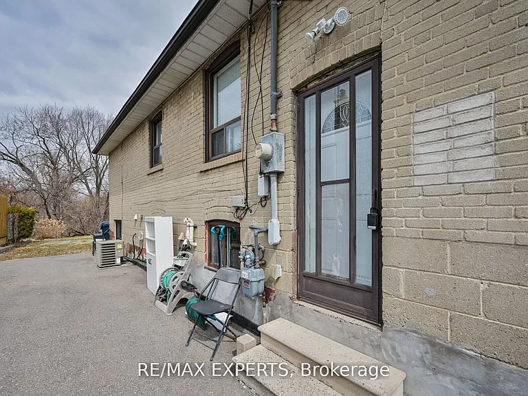 24 Loney Ave #LOWER — Photo 2
