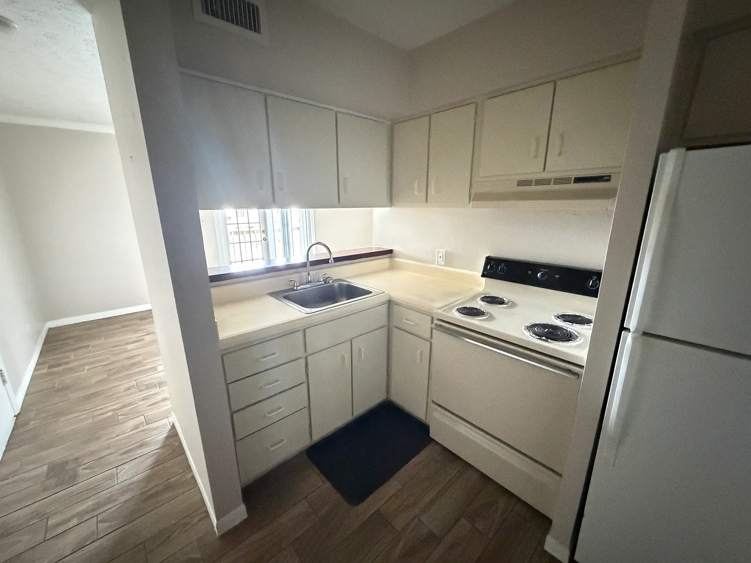 Studio, 420 sqft, $1,150 — Photo 4