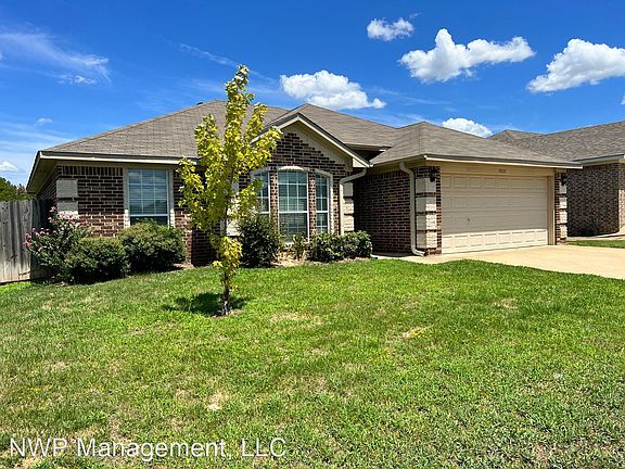 2nd image of 1031 N Park Dr