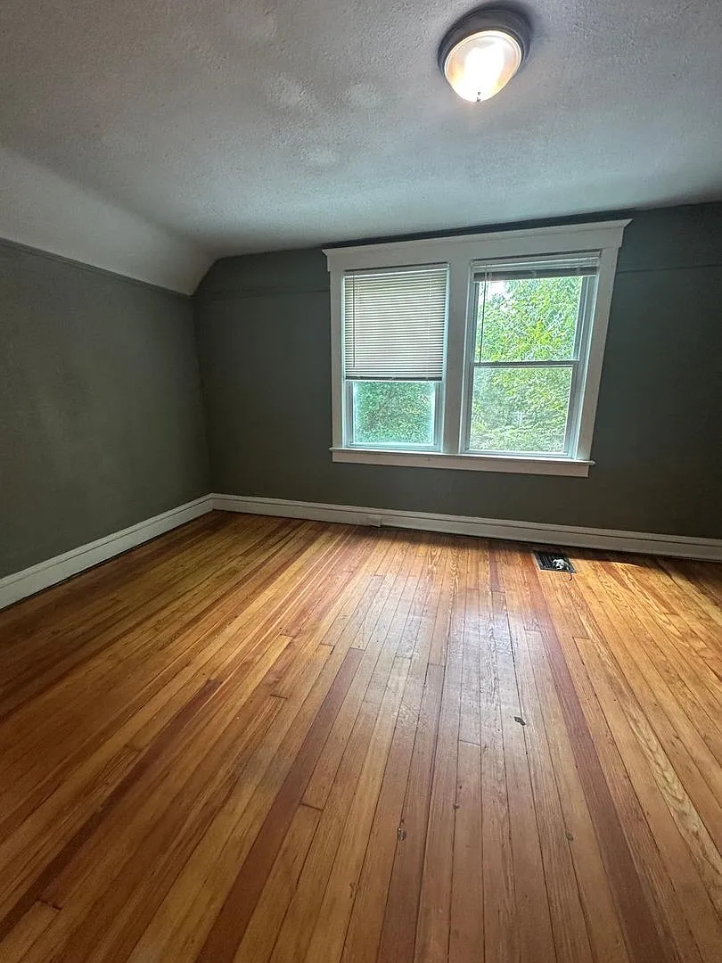 This is a 4 bedroom 1 full bathroom 1/2 bathhouse which has a spacious living room, dining room a... — Photo 4