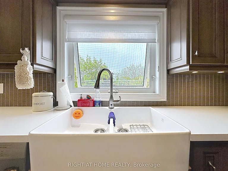 2547 Gill Cres — Photo 8