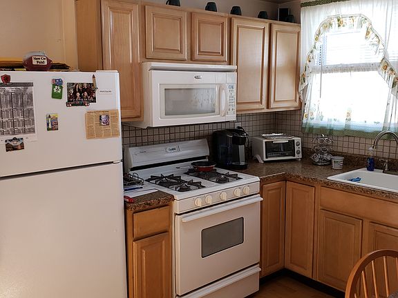 5th image of 251 Seeley Ave