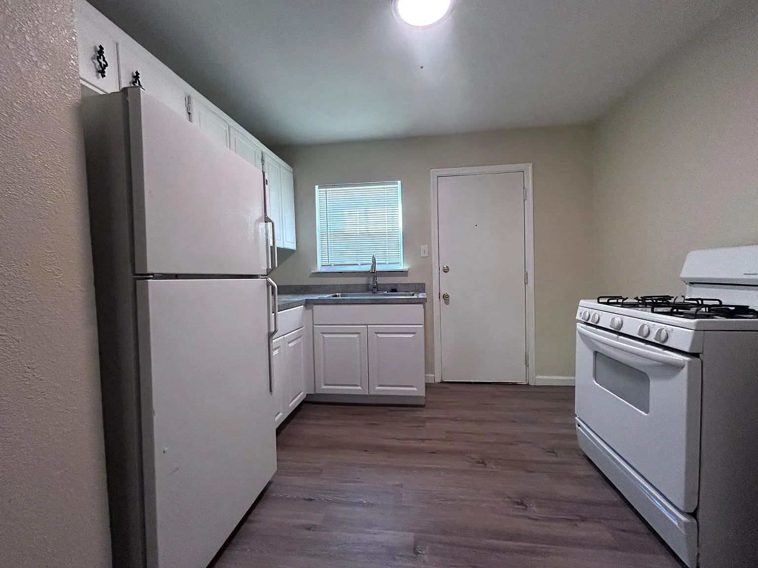 1610_12 Stewart Street - 1610 — Photo 1