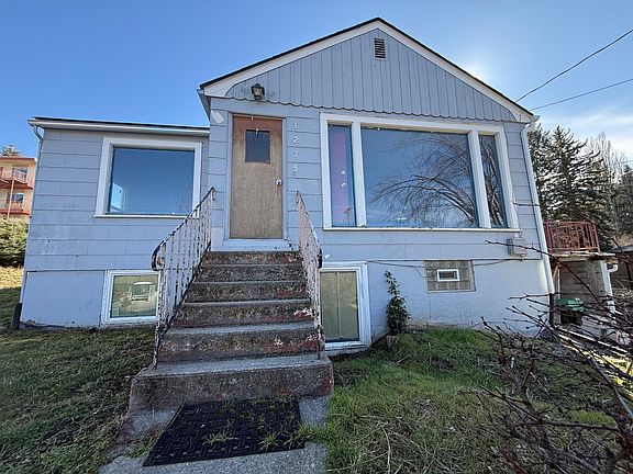 2nd image of 1275 NE Valley Rd