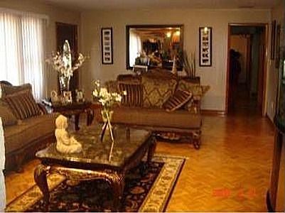 Extended Living Room with 2-Sided Fireplace