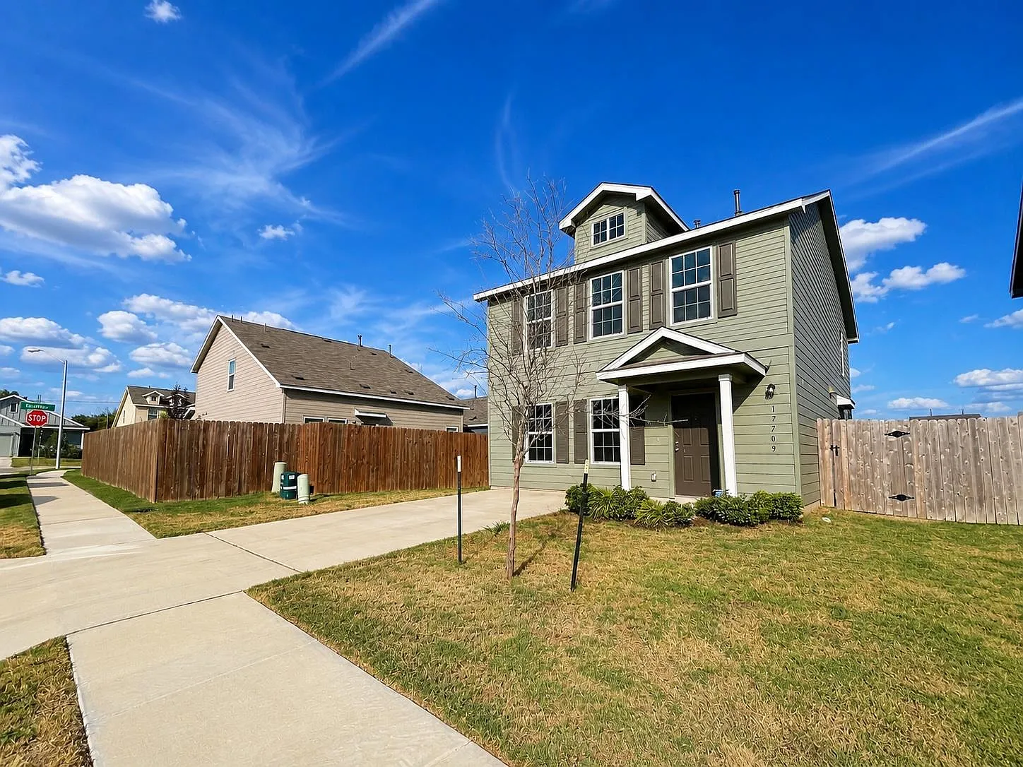 4 bed, 2.5 bath, 1879 sqft, $2,395 — Photo 2