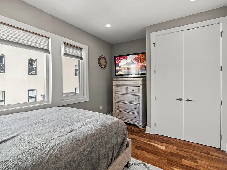 Large bedroom #1