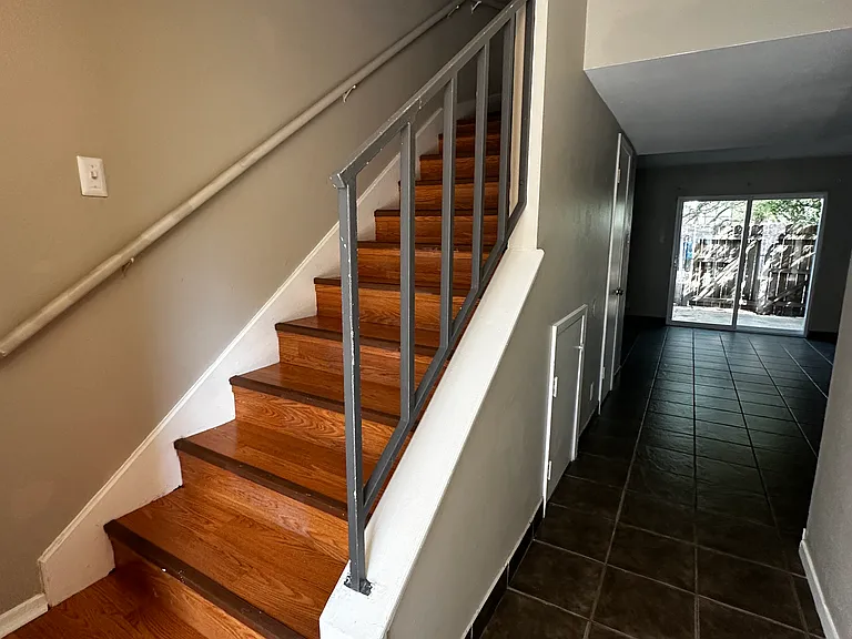 Craddock Ave — Photo 1